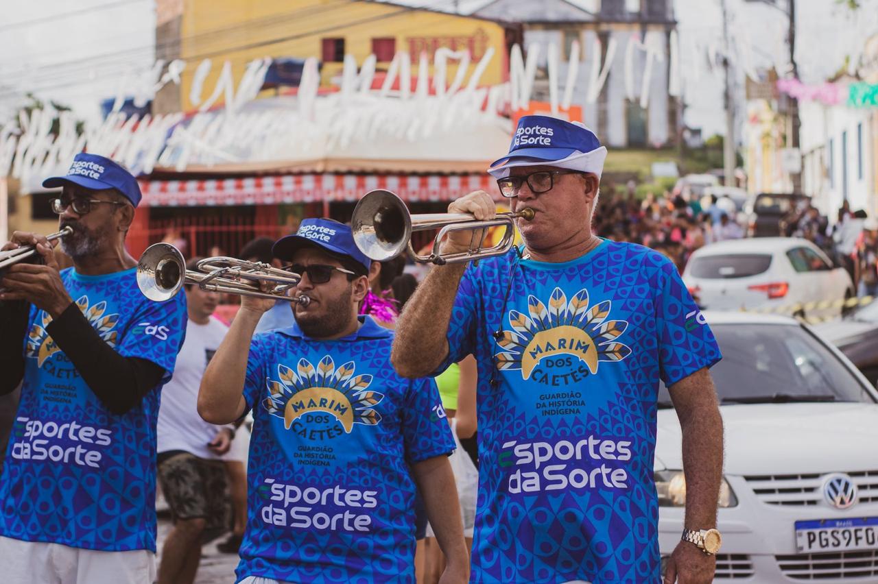 Músicos tocando trompete durante desfile nas ruas de Olinda